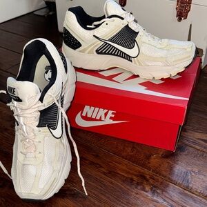 Nike - Zoom Vomero 5 - Ivory &  Black Athletic Sneakers - Mens US 12